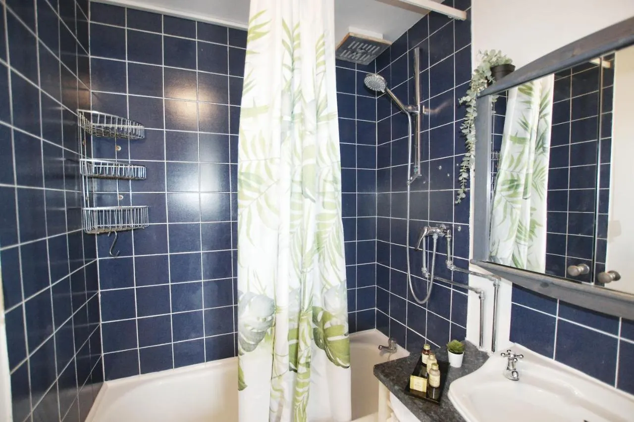 Garden Tower Flat Apartment London